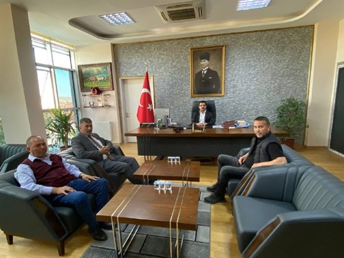 Türkiye Ziraat Odaları Birliği Yönetim Kurulu Üyesi Eyüp ELMALI ve Beraberindeki Heyet Kaymakamımız Harun Reşit HAN’ı Makamında Ziyaret Etti