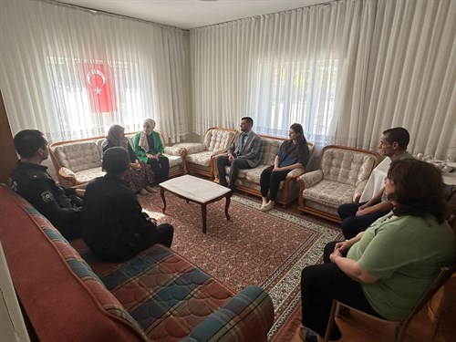 Sayın Kaymakamımız Semanur KALKAN, Şehidimiz Nadir ŞİMŞEK ve Gazimiz Veli YÜKSEL’in Kıymetli Ailelerini Ziyaret Etti